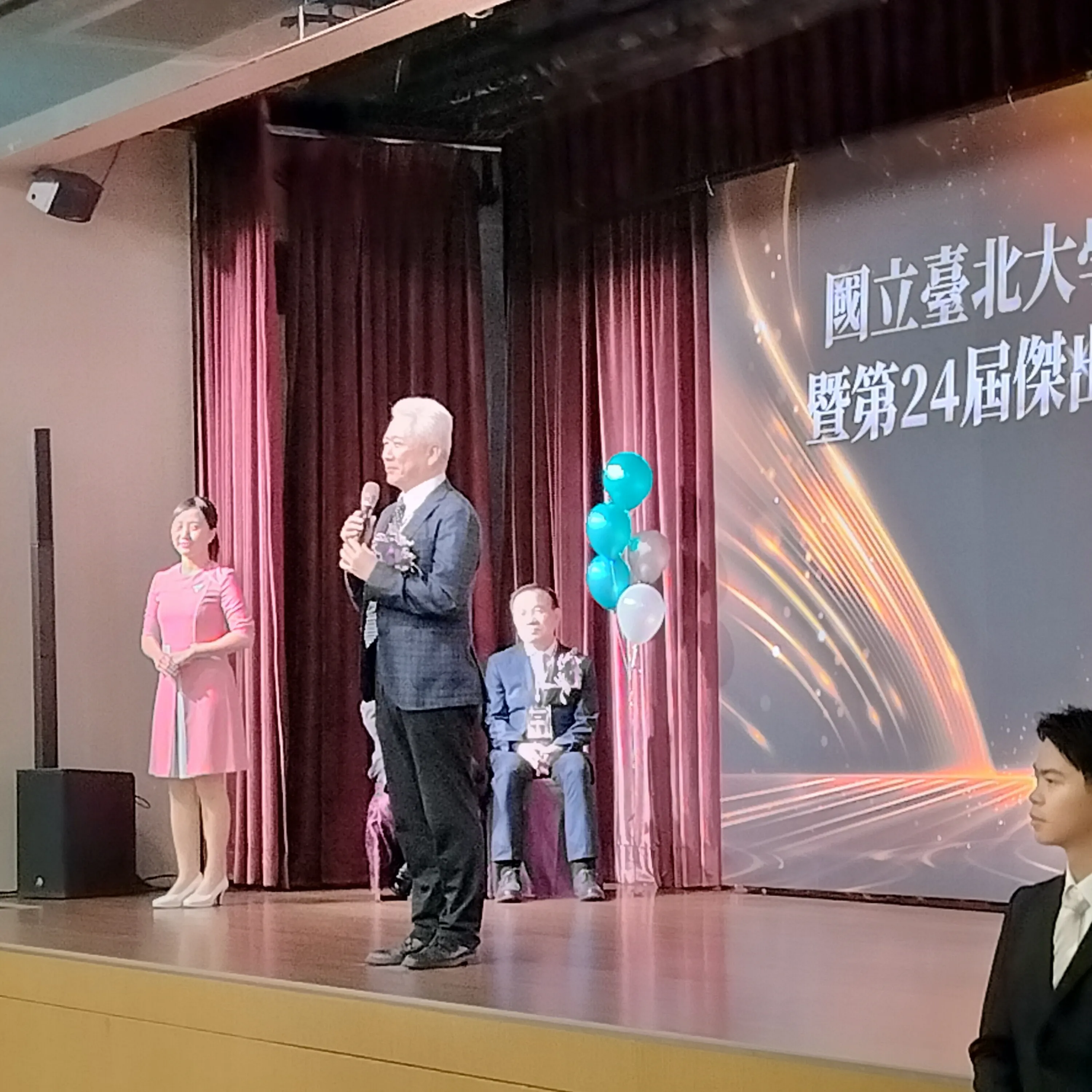 恭賀本系學士班系友劉正學長榮獲傑出校友！（第 2 張／共 2 張）